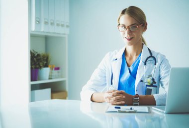 Doktor ve hasta çift masada oturmuş bir şey tartışıyorlar..