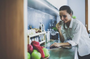 mutfak arka planı duran genç bir kadın portresi.