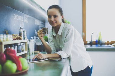 mutfak arka planı duran genç bir kadın portresi.