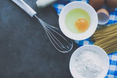 Hamur hazırlama tarifi ev yapımı ekmek, pizza ya da turta karışımı, mutfak masasının arkasında besin düzlüğü.