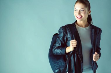 gri şık siyah ceketli güzel genç esmer kadın portresi.