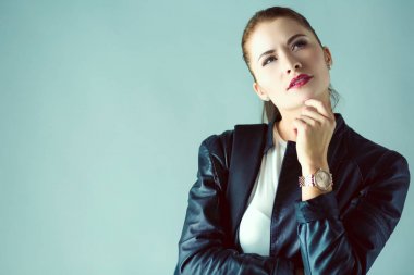 gri şık siyah ceketli güzel genç esmer kadın portresi.