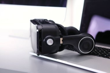 Bilgisayarlı sanal gerçeklik gözlükleri. İş. 3D teknoloji