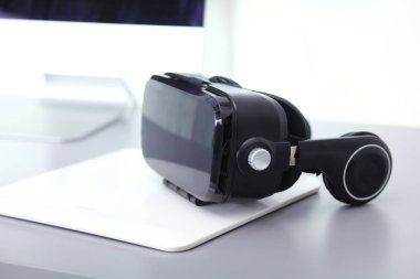 Bilgisayarlı sanal gerçeklik gözlükleri. İş. 3D teknoloji