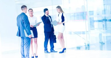 Grup iş adamları toplantı sırasında dizüstü bilgisayar ile sunum yapıyor. Grup iş adamları