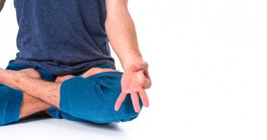 Beyaz arka plan üzerinde egzersiz yaparak çıplak gövde ile yetişkin adam