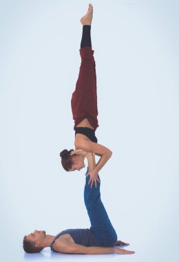 Genç atletik çift pratik acroyoga. Çiftinde Dengeleme
