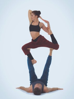 Genç atletik çift pratik acroyoga. Çiftinde Dengeleme