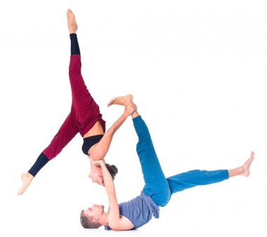 Genç atletik çift pratik acroyoga. Çiftinde Dengeleme