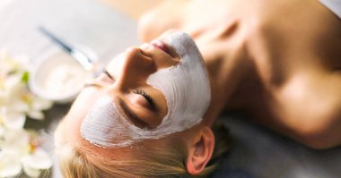 Yüz maskesi. Güzel genç kız Spa, makyajcısı kadın yüz maskesi uygulama