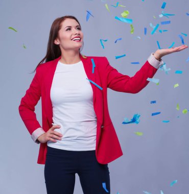 Konfeti kutlama parti güzel mutlu kadın. Doğum günü veya yeni yıl arifesi kavramı kutlama.