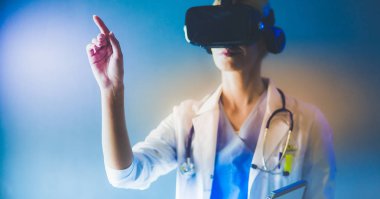 Sanal gerçeklik gözlüğü takan kadın doktor beyaz arka planda izole edilmiş..