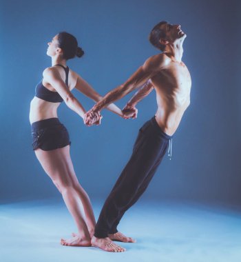 Genç çift Acro yoga mat Studio birlikte uygulamak. Acroyoga. Çift yoga. Ortak yoga.