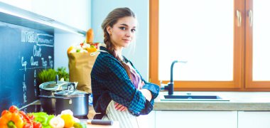 Mutfakta masada oturan genç kadın.