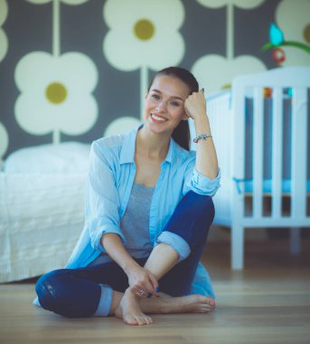 Genç kadın lotus pozisyonunda evde Yoga yapıyor. Genç kadın yoga yaparken.