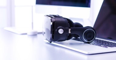 Bilgisayarlı sanal gerçeklik gözlükleri. İş. 3D teknoloji