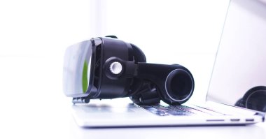 Bilgisayarlı sanal gerçeklik gözlükleri. İş. 3D teknoloji