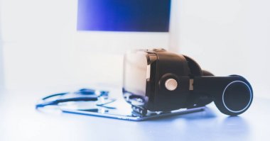 Bilgisayarlı sanal gerçeklik gözlükleri. İş. 3D teknoloji