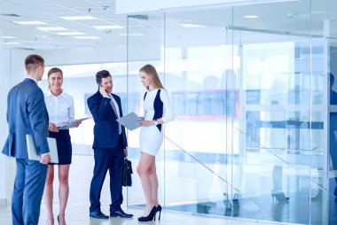 Grup iş adamları toplantı sırasında dizüstü bilgisayar ile sunum yapıyor. Grup iş adamları