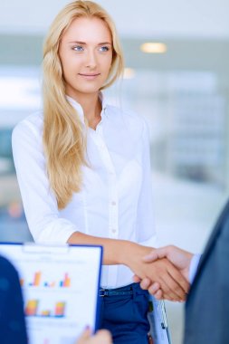 Birbirleri ile el sıkışan iki başarılı iş adamları. İki başarılı iş adamları