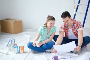 Genç katta oturan ve onlar hakkında tasarruf hesaplama çift. Genç Çift