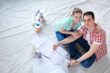 Genç katta oturan ve onlar hakkında tasarruf hesaplama çift. Genç Çift