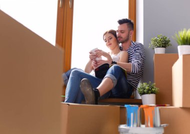 Evde pencere kenarında oturan hareketli çift. Çift