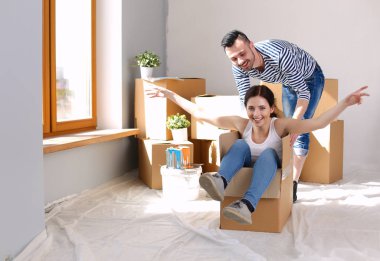 Açma veya kutu ambalaj ve yeni evine taşıdıktan mutlu genç bir çift. Genç Çift