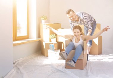 Açma veya kutu ambalaj ve yeni evine taşıdıktan mutlu genç bir çift. Genç Çift