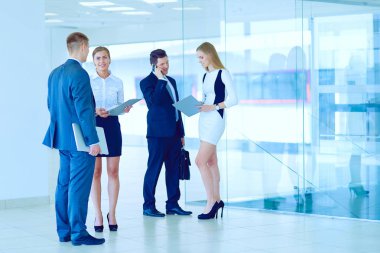 Grup iş adamları toplantı sırasında dizüstü bilgisayar ile sunum yapıyor. Grup iş adamları