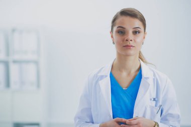 Tıp grubunun önünde çekici bir kadın doktor..