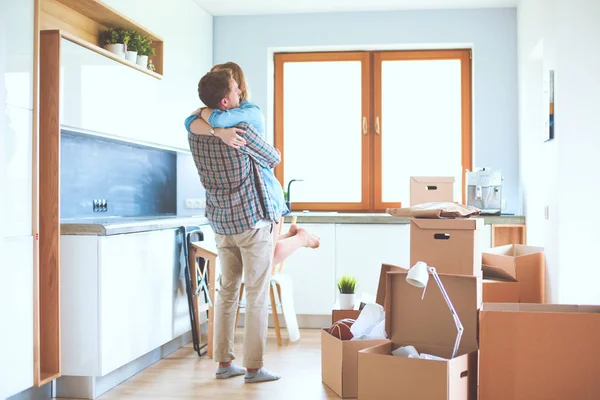 Retrato de una joven pareja mudándose a un nuevo hogar. Pareja joven — Foto de Stock