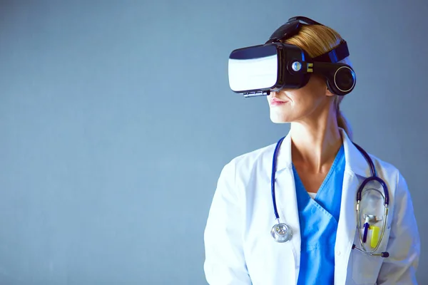 Kobieta lekarz w okularach wirtualnej rzeczywistości izolowane na białym tle. — Zdjęcie stockowe