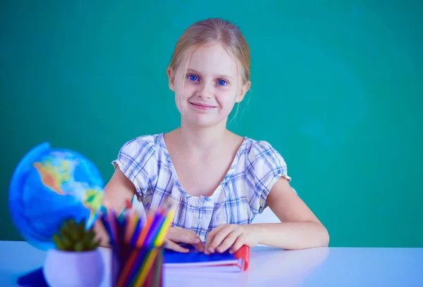 Chica estudiando en el escritorio, sentada en el escritorio . —  Fotos de Stock