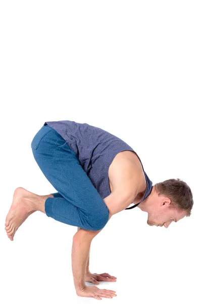 Młody człowiek Praktykuje jogę. Jogi. Instruktor jogi — Zdjęcie stockowe