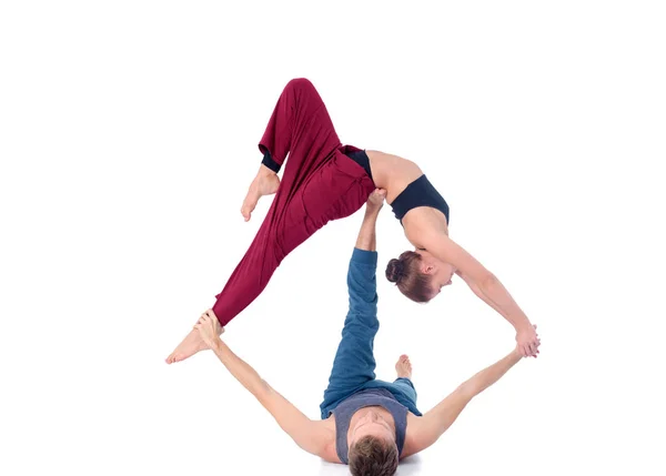 Pareja atlética joven practicando acroyoga. Balanceo en pareja . — Foto de Stock