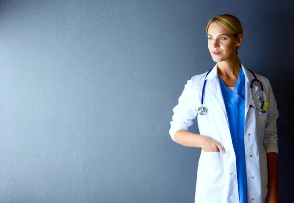 Portrait of young woman doctor with white coat standing in hospital. — Stock Photo, Image