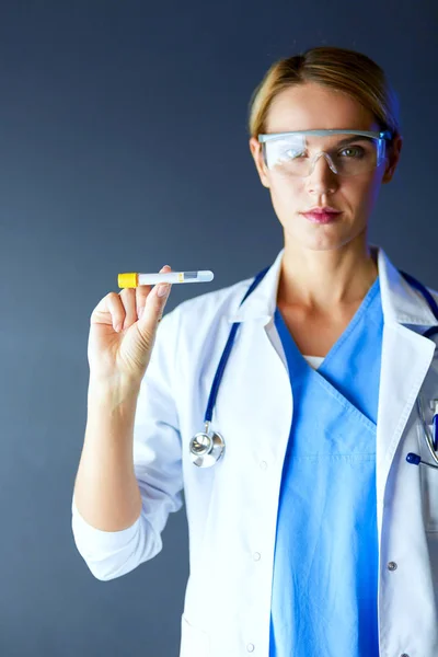 Médecine, chercheuse scientifique ou médecin utilisant une éprouvette de solution claire dans un laboratoire ou un laboratoire . — Photo