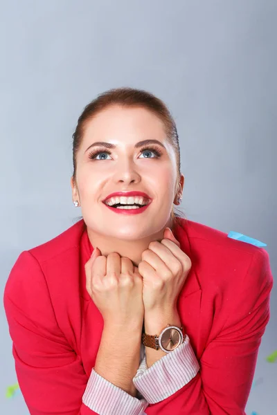 Portreit hermosa mujer feliz en la fiesta de celebración con confeti. Cumpleaños o Nochevieja celebrando concepto . —  Fotos de Stock