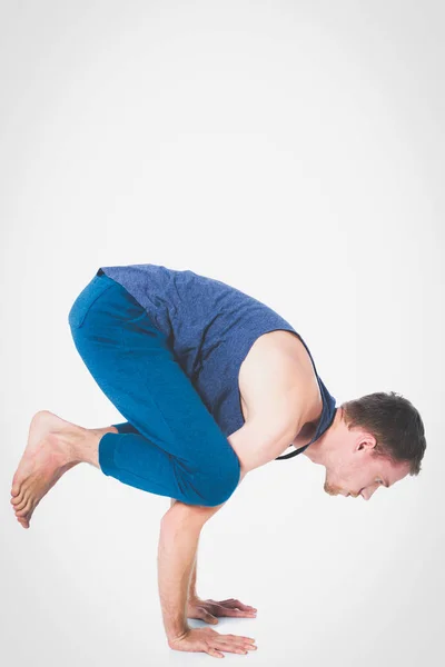 Junger Mann praktiziert Yoga. Yoga. Yogalehrer — Stockfoto