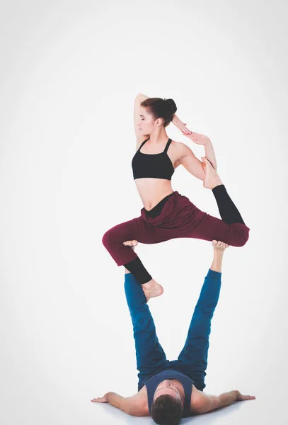 Νεαρό ζευγάρι αθλητική εξάσκηση acroyoga. Εξισορρόπηση στο ζευγάρι. — Φωτογραφία Αρχείου