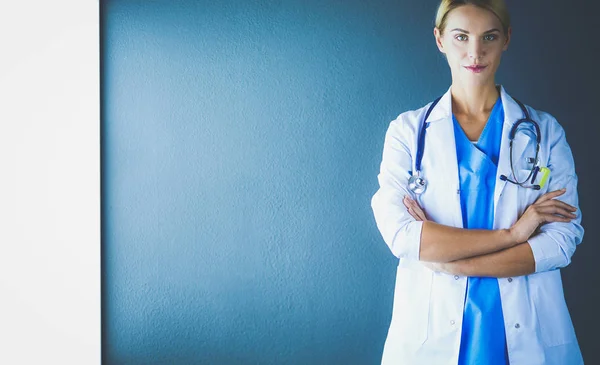 Portrait de jeune femme médecin avec manteau blanc debout à l'hôpital. — Photo