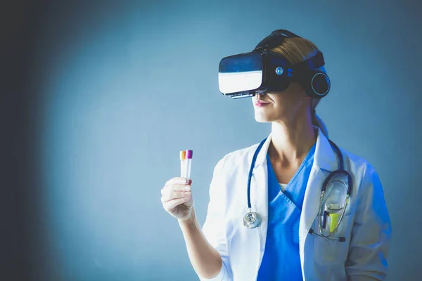 Médecin féminin portant des lunettes de réalité virtuelle isolées sur fond blanc. — Photo