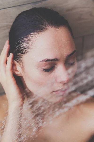 Young beautyful woman under shower in bathroom. — Stock Photo, Image