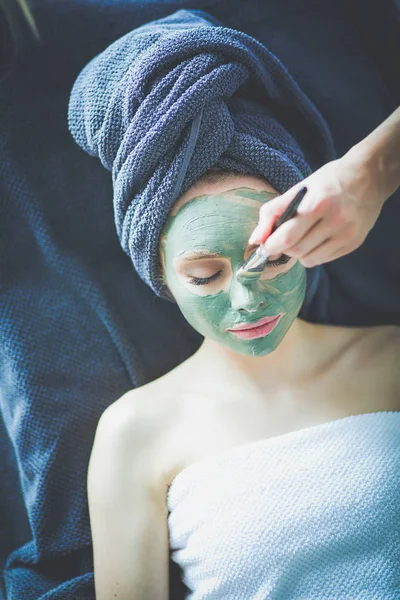 Spa yalan maskesi, sahip güzel bir kadın. Kadın. Spa Salonu