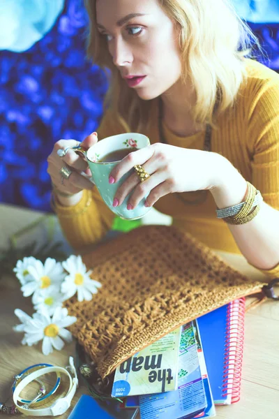 Mladá žena držící kreditku a používající notebook. Koncept nakupování online — Stock fotografie