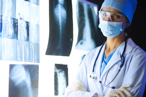 Bild einer attraktiven Ärztin beim Anblick von Röntgenbildern. — Stockfoto