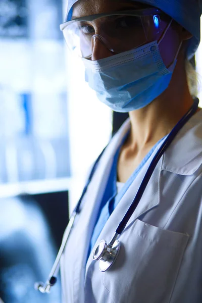 Imagen de la atractiva doctora mirando los resultados de los rayos X. — Foto de Stock