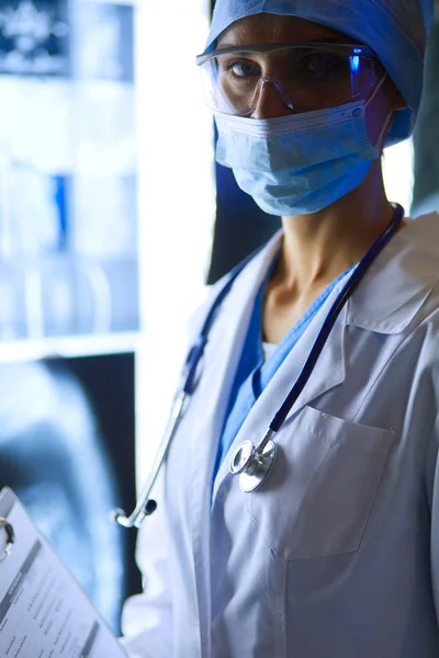 Imagen de la atractiva doctora mirando los resultados de los rayos X. — Foto de Stock