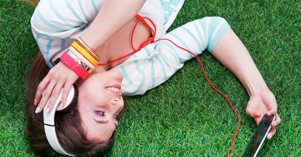 Jonge vrouw zittend op groen gras. Portreit jonge vrouw — Stockfoto